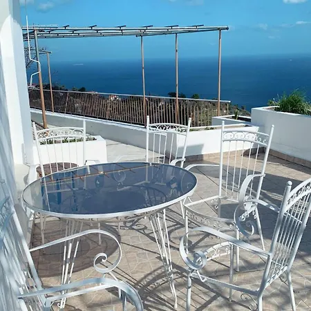 Captain-leon Semesterbostad Kimi