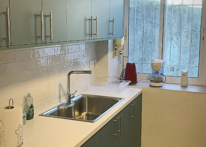 Captain-leon Nyaraló